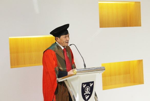 Professor Shuguo Wang receiving his honorary degree