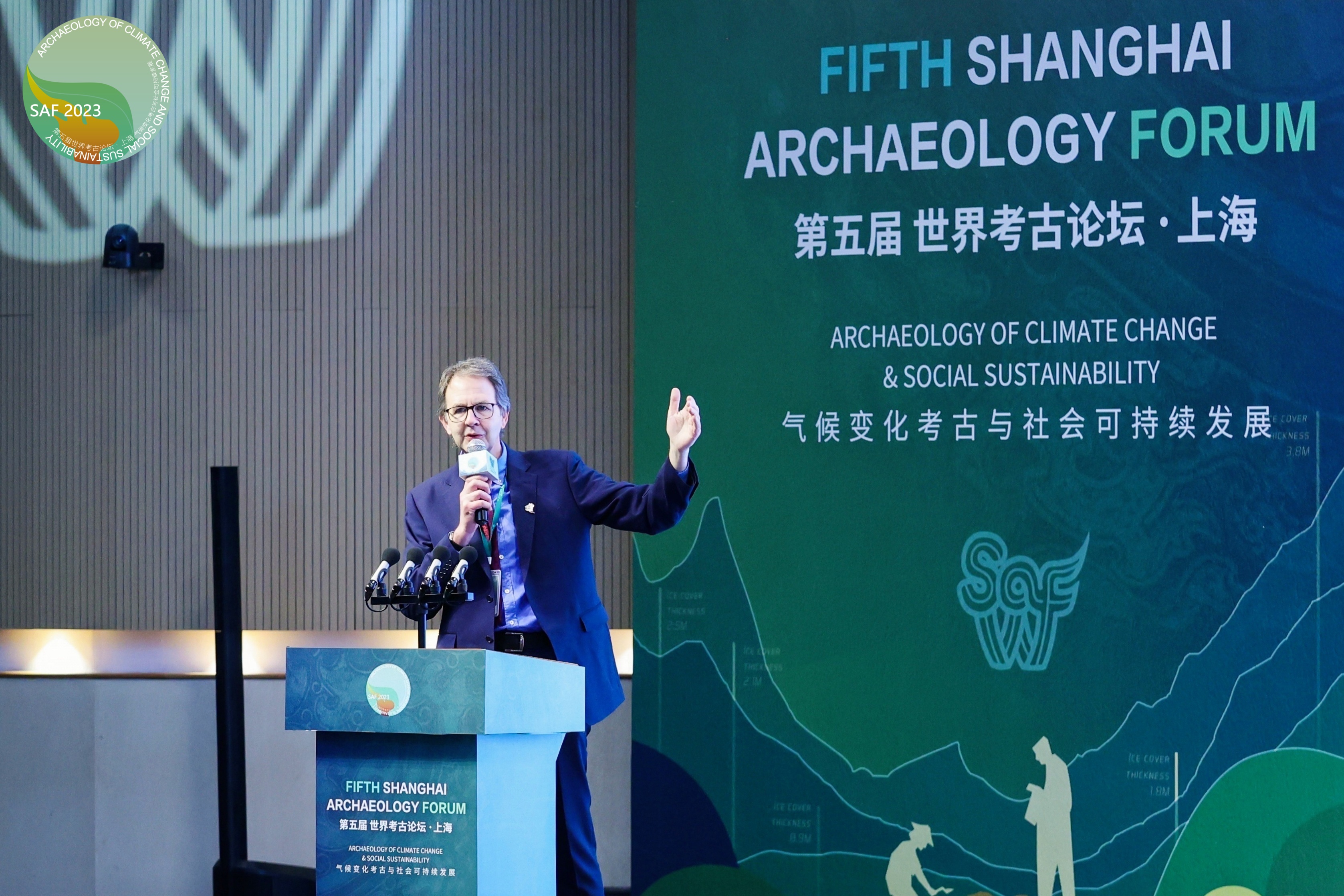 Larry Barham speaking at a podium at the world archaeological forum in Shanghai