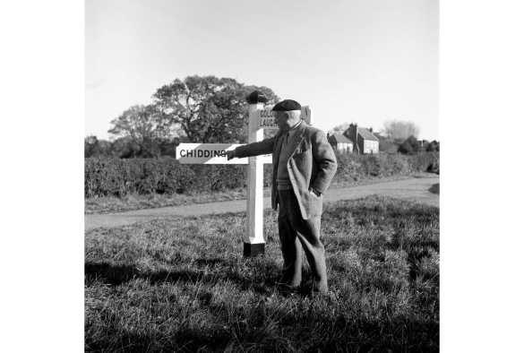 Picasso by the signpost, 1950 © Lee Miller Archives, England, 2024. All rights reserved.