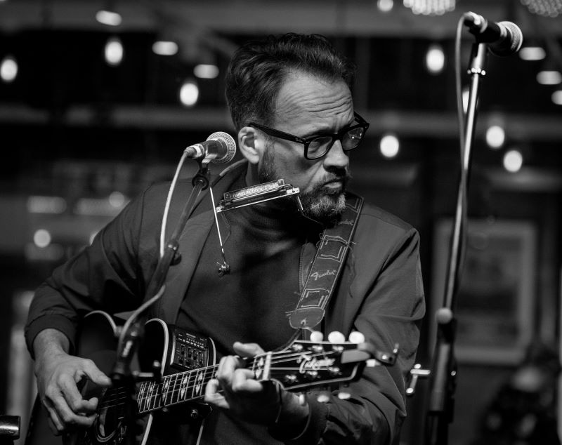 Rob Vincent singing and playing guitar