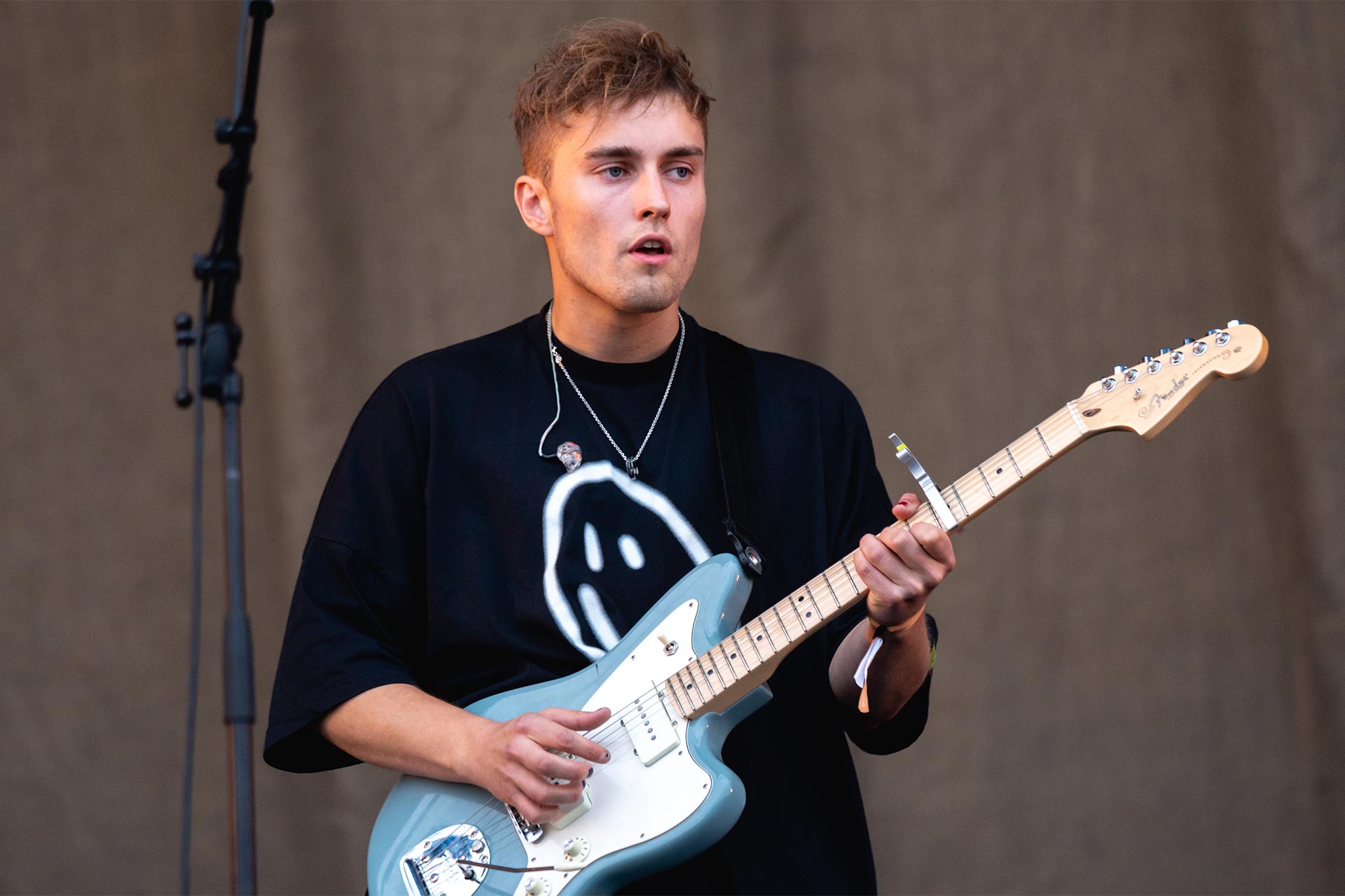 Sam Fender. This image was originally posted to Flickr by Raph_PH at https://flickr.com/photos/69880995@N04/51386236113. It was reviewed on 21 August 2021 by FlickreviewR 2 and was confirmed to be licensed under the terms of the cc-by-2.0.